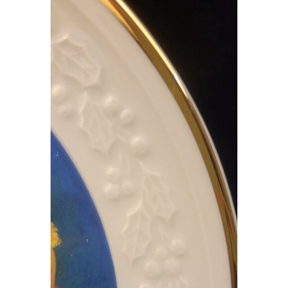 Antique Avon Porcelain Collector's Plate "Santa's Tender Moment" - Picture 5 of 12